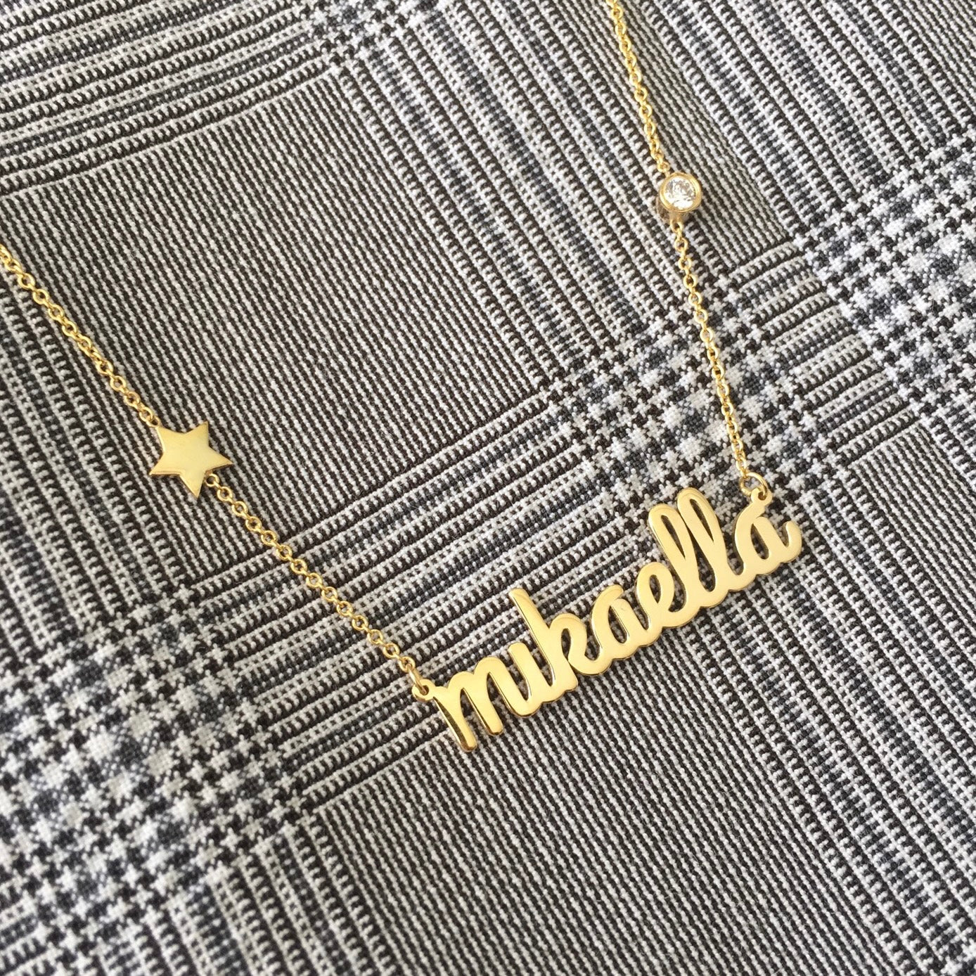 Collar De Nombre Con Piedra Y Figura