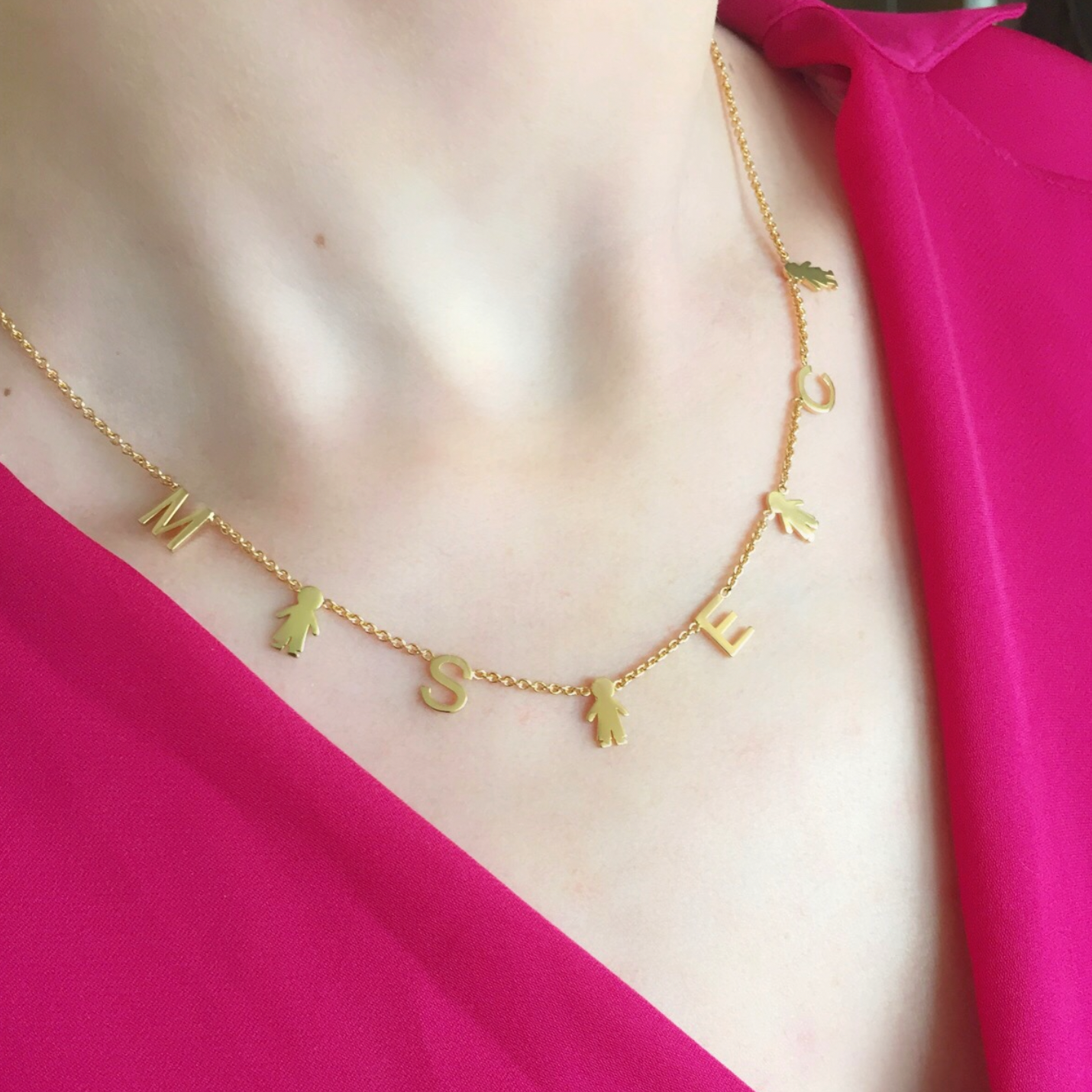 Collar Lola De 3 a 4 Letras Con Figuras