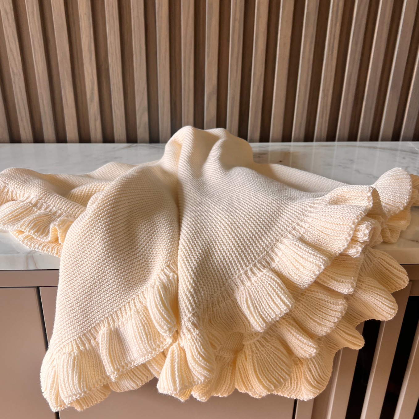 Cobija Tejida Con Olanes Beige