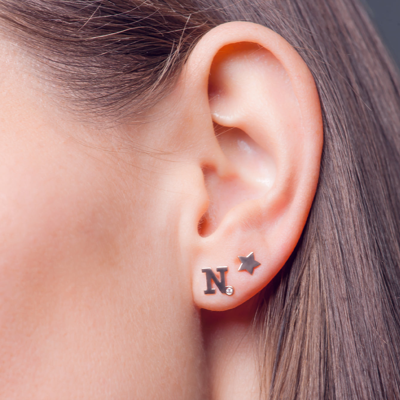 arete para mujer de letras y aretes de estrellas en oro 14k