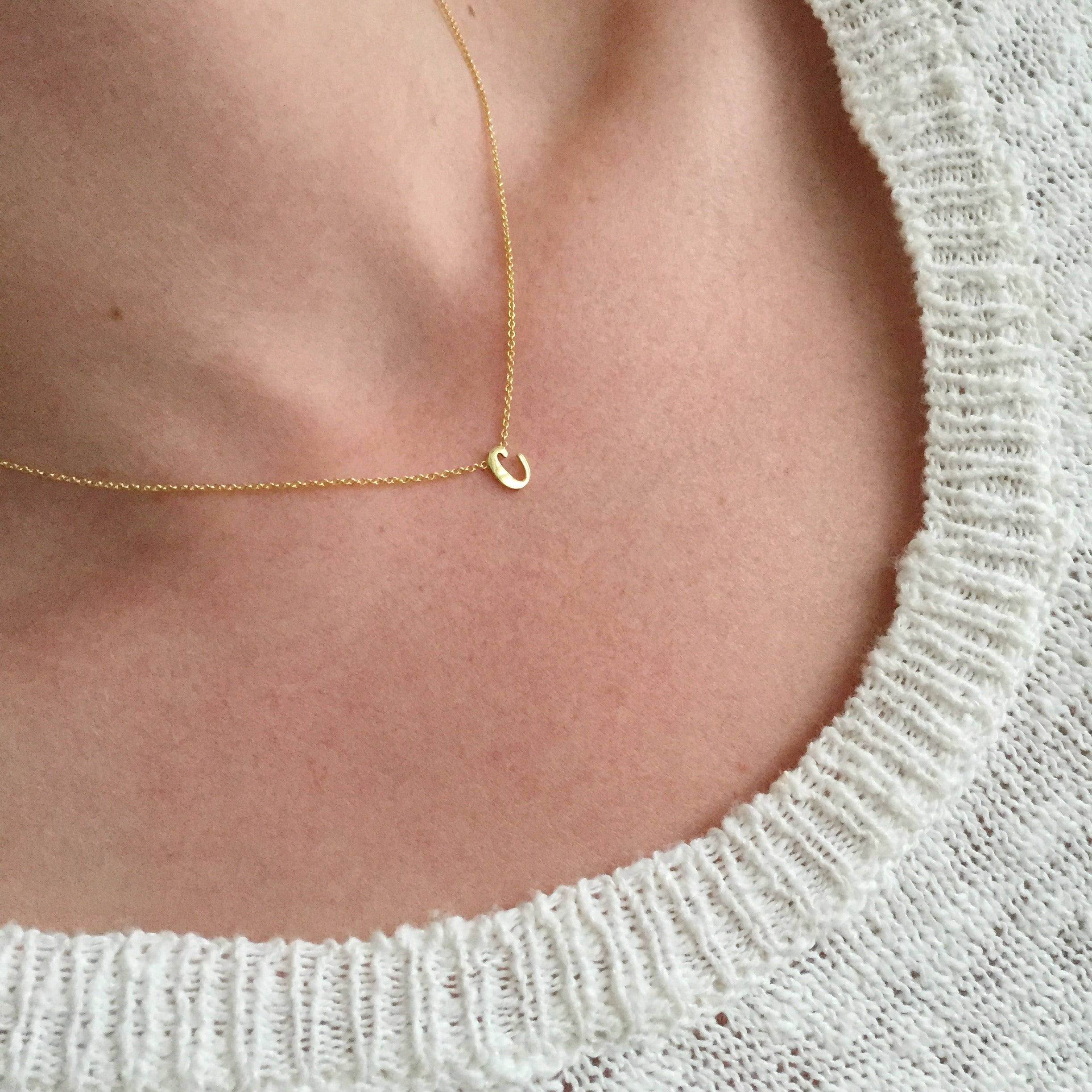 Collar de letra cursiva en oro