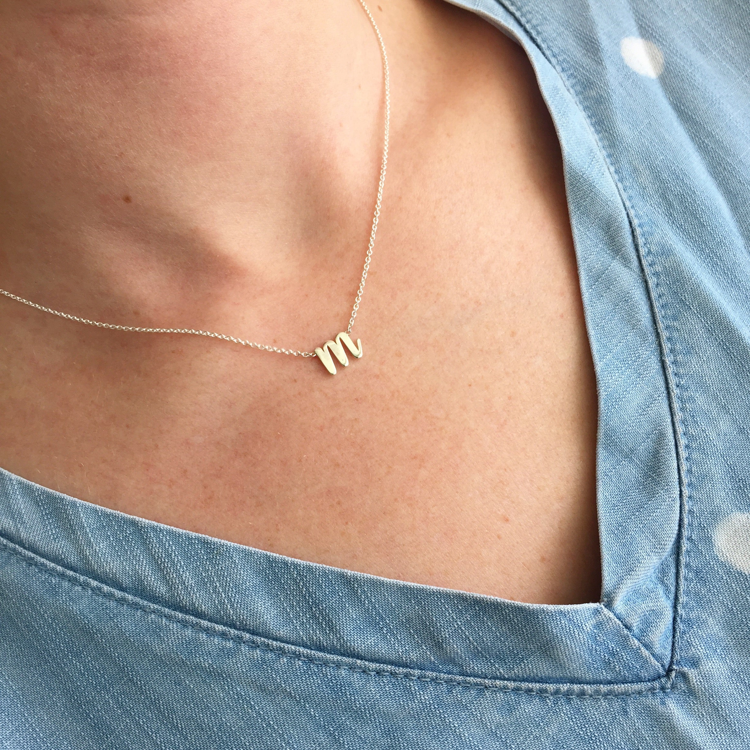 Collar de letra cursiva en plata