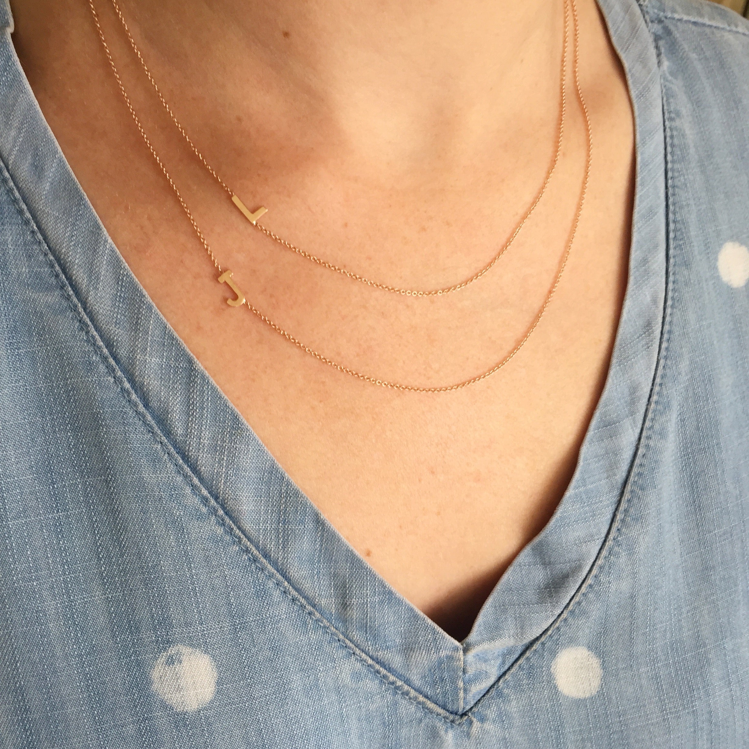 collares con letra de lado en oro