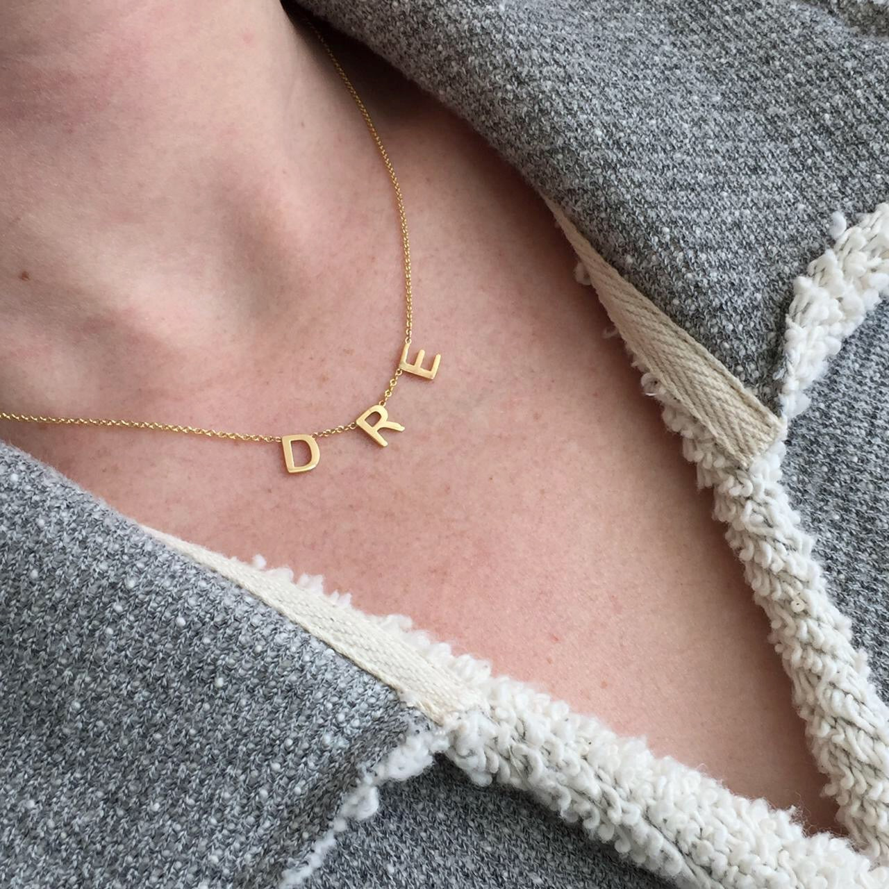 collar con 3 letras en oro 14k