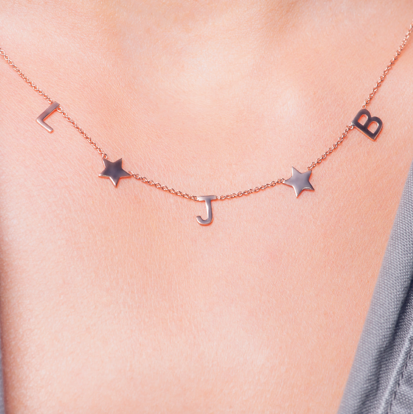 collar de 3 letras con estrellas hecha en oro rosa 14k y plata .925, regalo para mujer, mama, dia de madres
