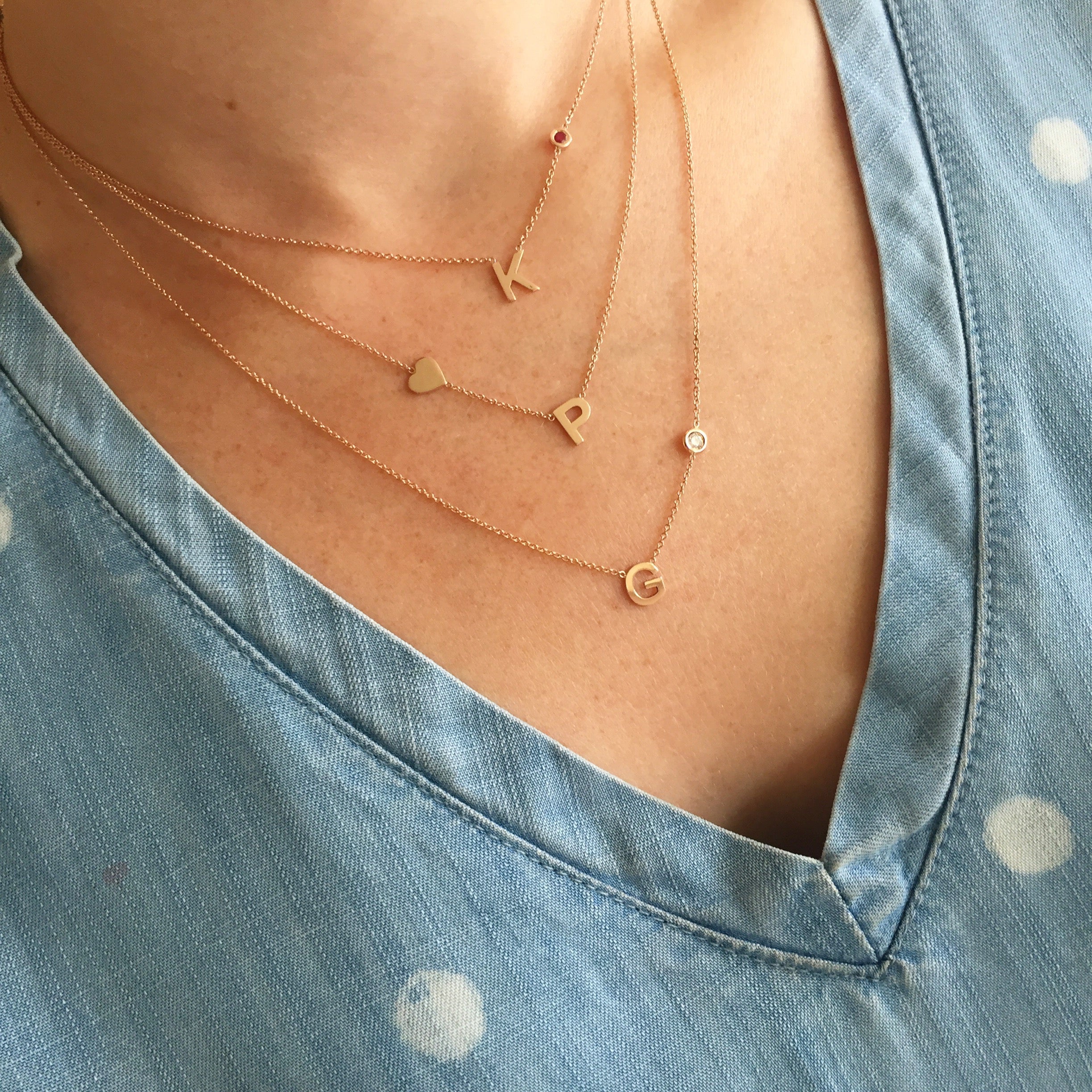 collares de letras con dijes en oro 14k