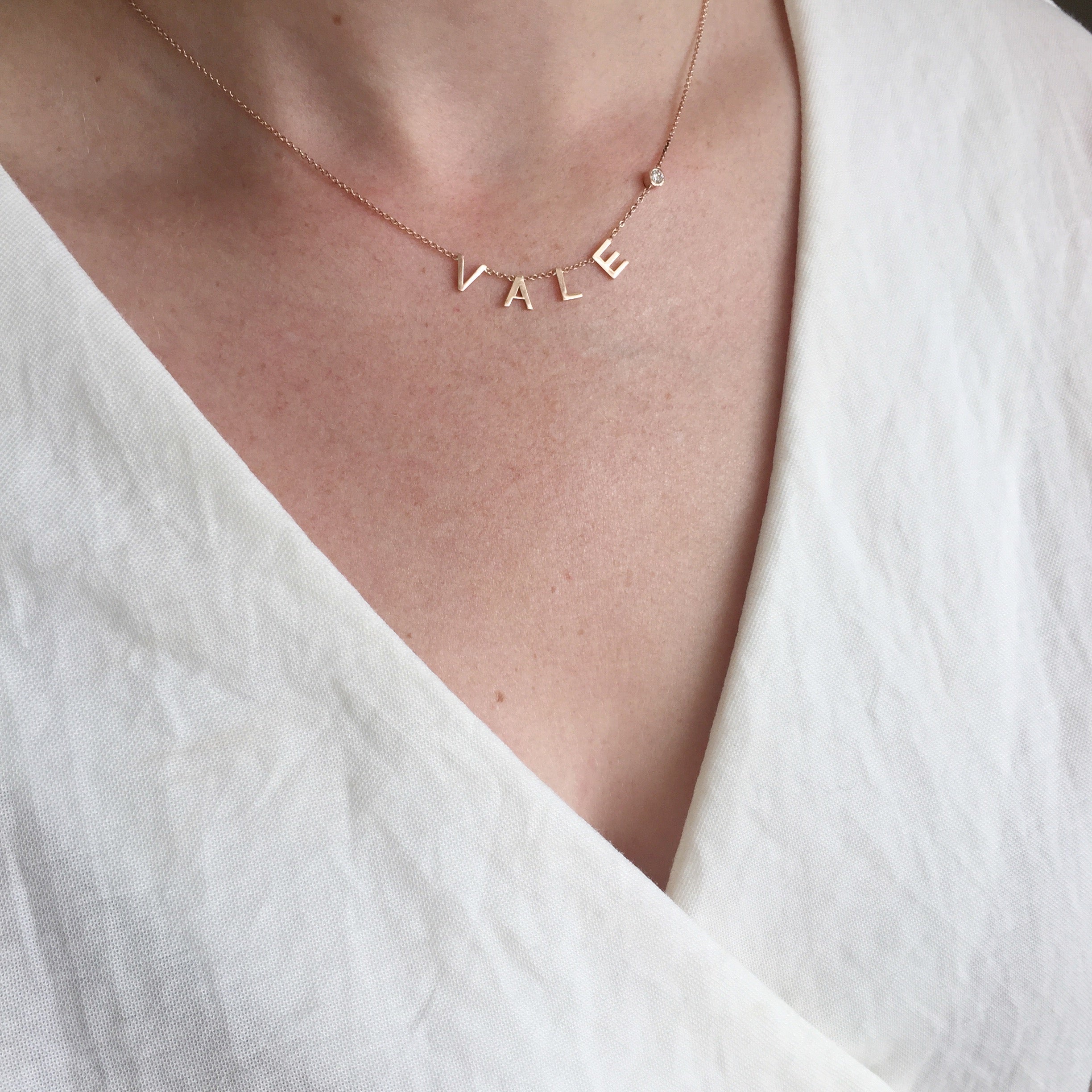 collar de nombre con circonia en oro rosa 14k