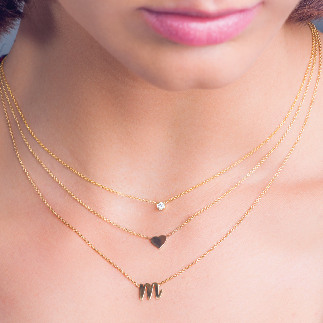 collares para mujer de corazones y collares de letra en oro 14k