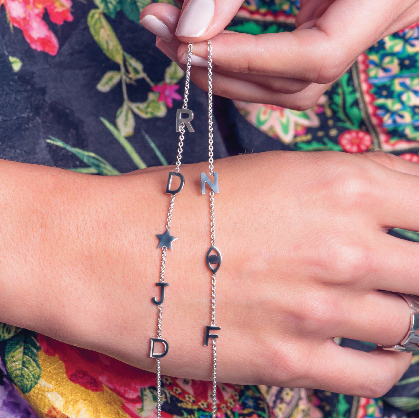 pulseras de iniciales en plata .925 y en oro 14k, regalos de navidad para mujer y mamá