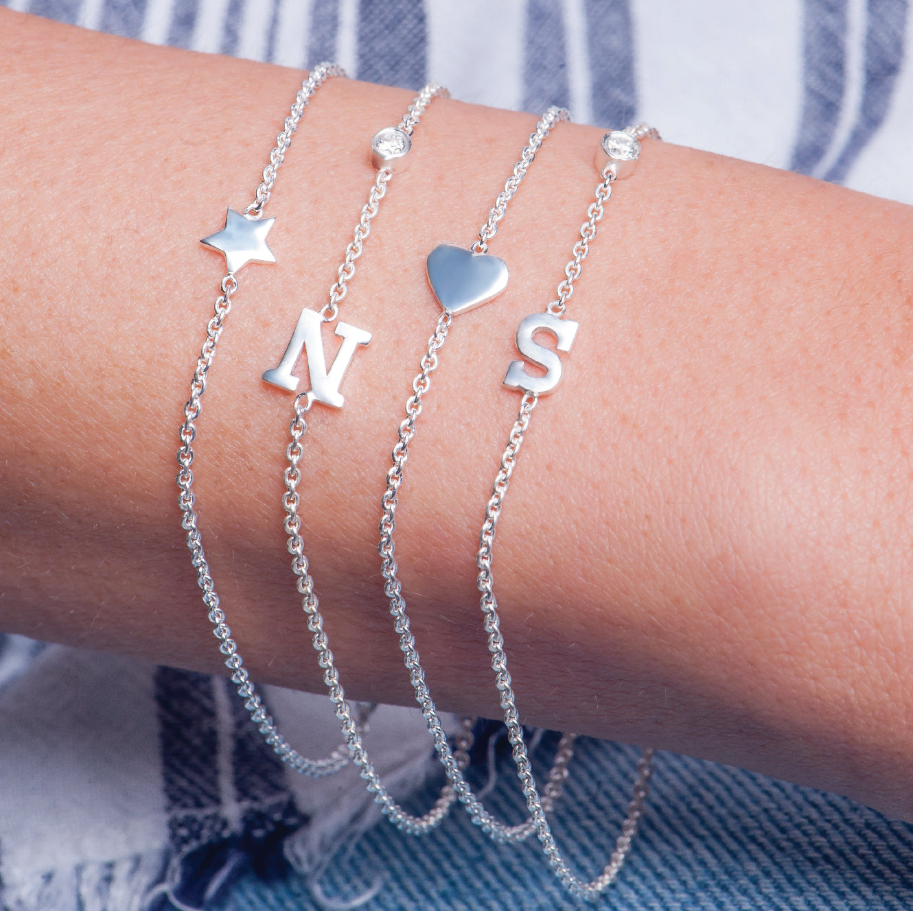 pulseras de iniciales personalizadas en plata y en oro 14k