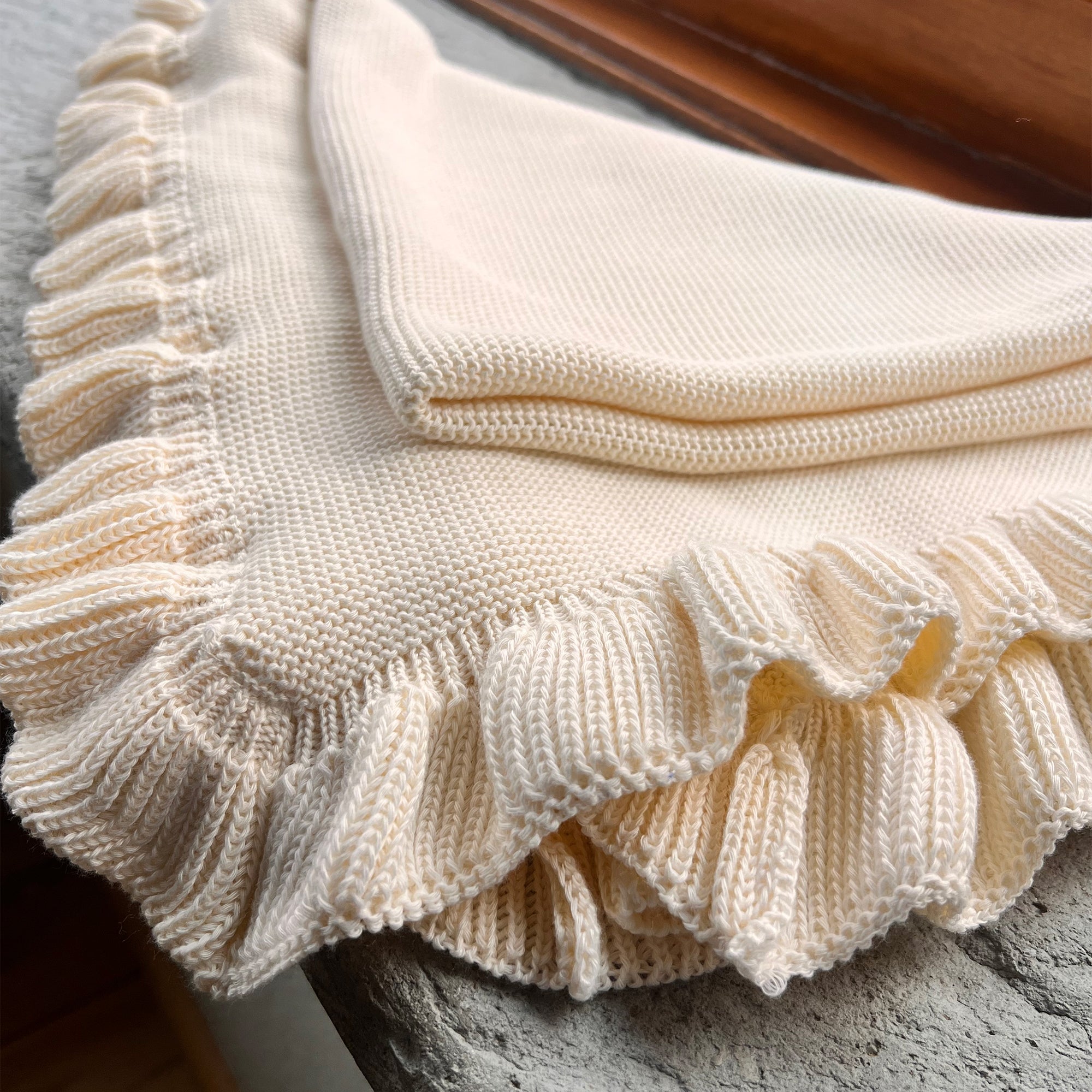 Cobija Tejida Con Olanes Beige
