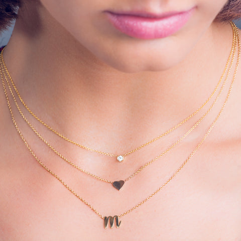collar de una inicial de oro 14k y collar de corazon de oro 14k